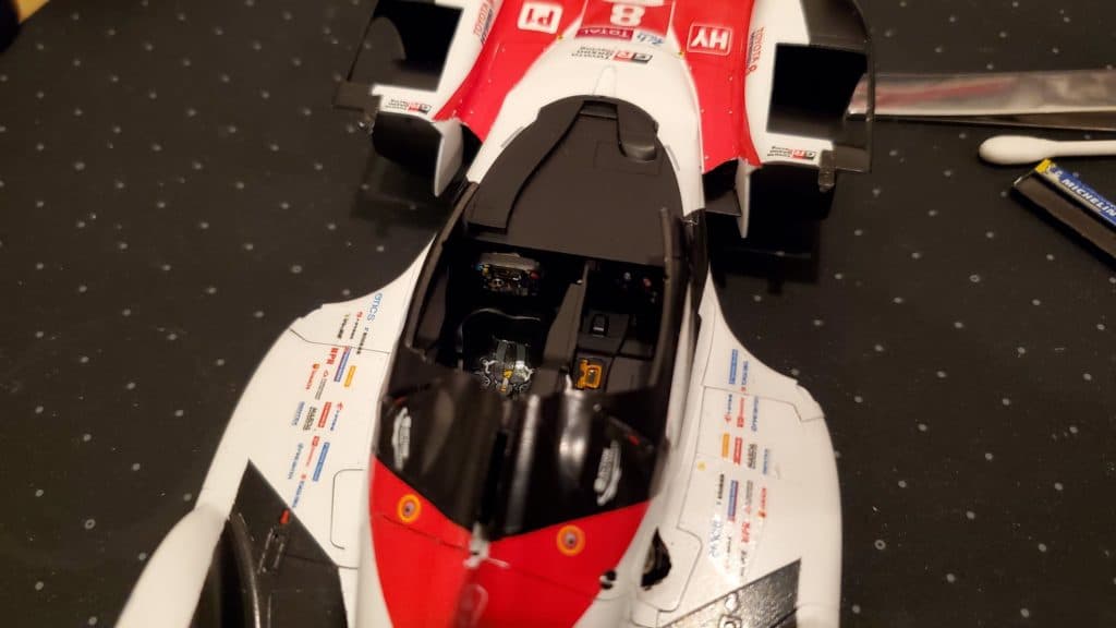 完成後にはほぼ見えないコックピット